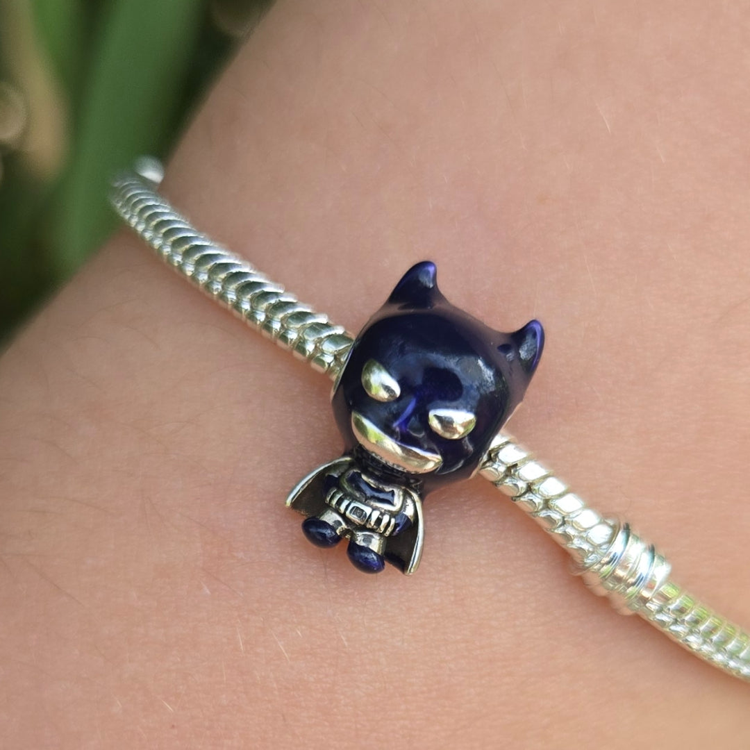 Affichez votre côté héros avec ce charm élégant représentant Batman dans ses tons emblématiques noir et argenté. Finement travaillé en Argent 925 (S925), ce bijou capture parfaitement l’aura mystérieuse et puissante du Chevalier Noir. Un accessoire incontournable pour les fans de comics et les amateurs de style audacieux.