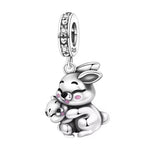 Ce charm attendrissant représente une maman lapin assise, les yeux fermés de bonheur, enlacant son petit lapereau contre elle. Leurs joues rosées et leurs expressions souriantes transmettent instantanément la douceur, la protection et l’amour maternel. La bélière S925 est délicatement ornée de petites pierres étincelantes et de motifs cœurs en relief, ce qui ajoute une touche précieuse à ce symbole de lien familial. Une pièce idéale pour célébrer une maman, une future maman ou simplement la tendresse entre 