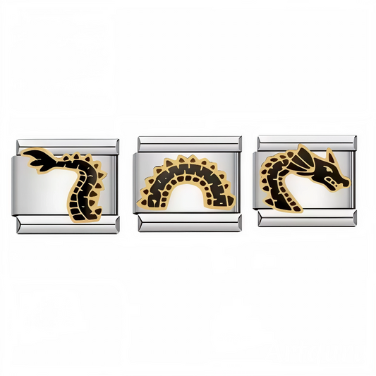 Ce lot de 3 charms italiens en acier inoxydable allie élégance et mystère en représentant chacun un dragon des mers aux détails finement travaillés. Parfaits pour évoquer la puissance et la beauté des créatures marines légendaires, ces charms ajoutent une touche unique et sophistiquée à votre bracelet. Faciles à fixer, ils s’adaptent parfaitement à nos bracelets composés de 17 maillons extensibles et réglables, convenant à toutes les tailles de poignet. Compatibles avec tous nos charms italiens, ces bijoux 
