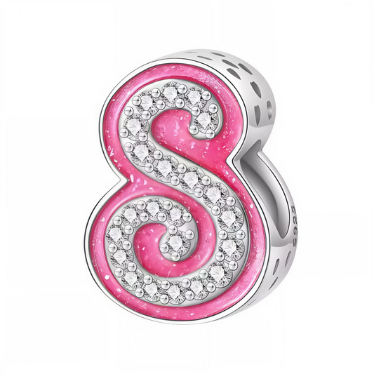 Apportez une touche glamour et fun à votre bracelet avec ce charm en forme de lettre "S", réalisé en argent 925 avec une finition rose brillante et orné de strass blancs scintillants. Un bijou tendance et pétillant, parfait pour afficher un style unique inspiré de l’univers Barbie, ou offrir un cadeau chic et coloré à un être cher.