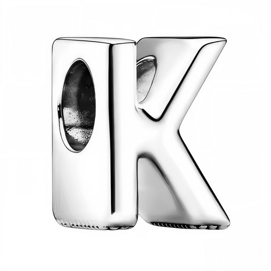 Personnalisez votre bracelet avec élégance grâce à ce charm en forme de lettre "K", réalisé en argent 925. Un bijou simple et raffiné, idéal pour exprimer votre personnalité ou offrir une attention symbolique à un être cher.