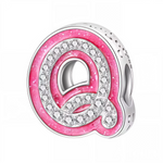 Apportez une touche glamour et fun à votre bracelet avec ce charm en forme de lettre "Q", réalisé en argent 925 avec une finition rose brillante et orné de strass blancs scintillants. Un bijou tendance et pétillant, parfait pour afficher un style unique inspiré de l’univers Barbie, ou offrir un cadeau chic et coloré à un être cher.