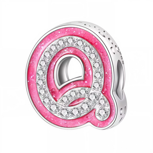 Apportez une touche glamour et fun à votre bracelet avec ce charm en forme de lettre "Q", réalisé en argent 925 avec une finition rose brillante et orné de strass blancs scintillants. Un bijou tendance et pétillant, parfait pour afficher un style unique inspiré de l’univers Barbie, ou offrir un cadeau chic et coloré à un être cher.