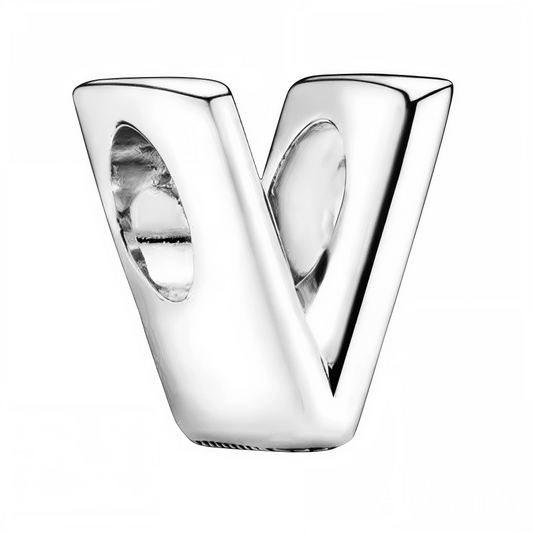 Personnalisez votre bracelet avec élégance grâce à ce charm en forme de lettre "V", réalisé en argent 925. Un bijou simple et raffiné, idéal pour exprimer votre personnalité ou offrir une attention symbolique à un être cher.