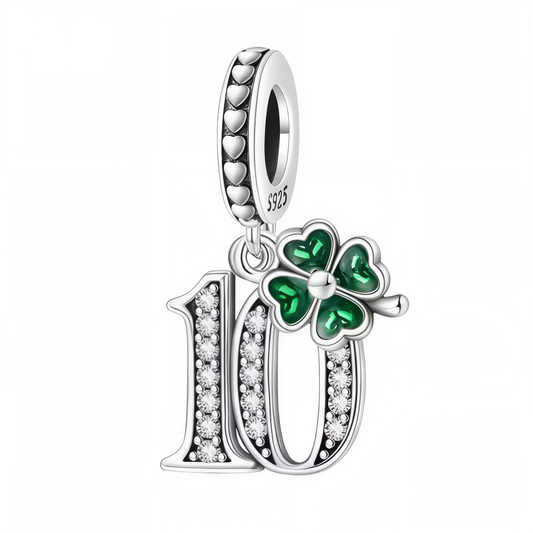 Apportez chance et élégance à votre bracelet avec ce charm pendentif en forme de nombre "10", réalisé en argent 925 et orné d’un trèfle à 4 feuilles vert, symbole universel de porte-bonheur. Un bijou raffiné, parfait pour célébrer un chiffre important tout en attirant la chance.