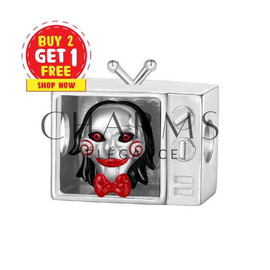 Charm „Saw“ – Die Horrorfilm-Ikone mit eingebautem Fernseher
