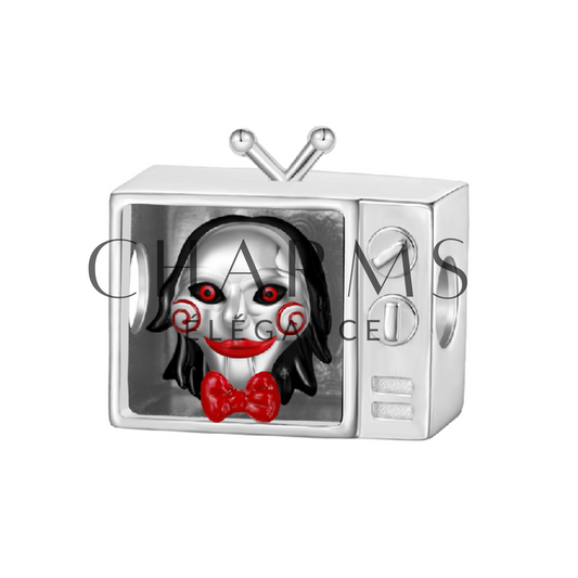 Charm „Saw“ – Die Horrorfilm-Ikone mit eingebautem Fernseher