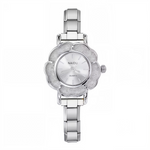 Cette montre pour femme en acier inoxydable associe élégance, durabilité et personnalisation. Son cadran argenté de 25 mm au design épuré s'accompagne d’un bracelet compatible avec tous les charms italiens de notre catalogue, pour créer un bijou unique à votre image.