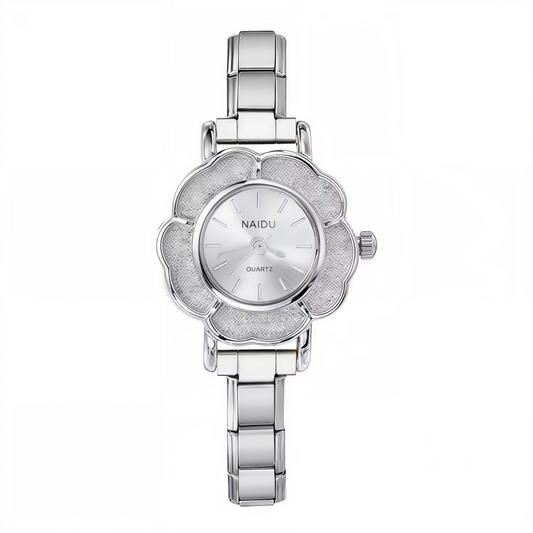 Cette montre pour femme en acier inoxydable associe élégance, durabilité et personnalisation. Son cadran argenté de 25 mm au design épuré s'accompagne d’un bracelet compatible avec tous les charms italiens de notre catalogue, pour créer un bijou unique à votre image.
