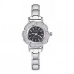 Cette montre pour femme en acier inoxydable associe élégance, durabilité et personnalisation. Son cadran noir de 25 mm au design épuré s'accompagne d’un bracelet compatible avec tous les charms italiens de notre catalogue, pour créer un bijou unique à votre image.