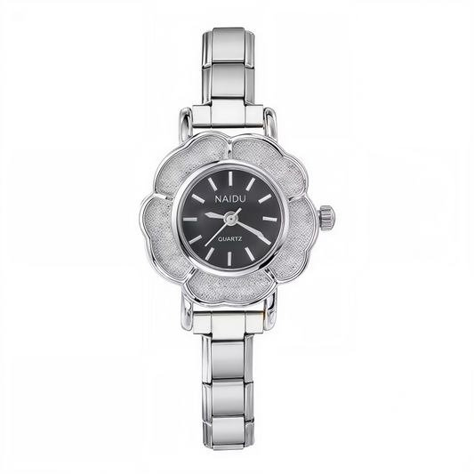 Cette montre pour femme en acier inoxydable associe élégance, durabilité et personnalisation. Son cadran noir de 25 mm au design épuré s'accompagne d’un bracelet compatible avec tous les charms italiens de notre catalogue, pour créer un bijou unique à votre image.