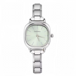 Apportez une touche d’originalité et de fraîcheur à votre poignet avec cette montre femme carrée en acier inoxydable argenté. Son cadran vert clair au format carré de 25 mm combine élégance moderne et raffinement, tandis que son bracelet est compatible avec tous les charms italiens de notre catalogue, pour une personnalisation sur-mesure.