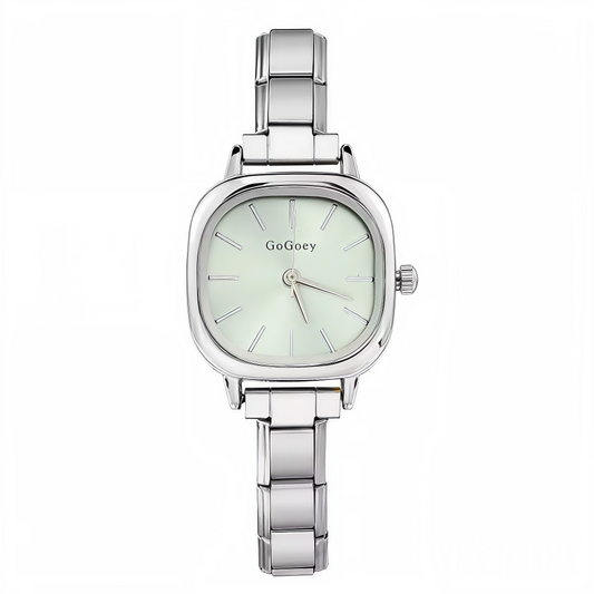 Apportez une touche d’originalité et de fraîcheur à votre poignet avec cette montre femme carrée en acier inoxydable argenté. Son cadran vert clair au format carré de 25 mm combine élégance moderne et raffinement, tandis que son bracelet est compatible avec tous les charms italiens de notre catalogue, pour une personnalisation sur-mesure.