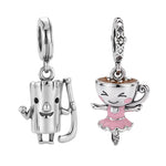 Entrez dans l’univers totalement chaotique du “Tung Tung Tung Sahur”&nbsp; avec ce duo de charms aussi inattendu qu’iconique ! D’un côté, une bûche cartoon équipée de son bâton, prête à faire résonner le fameux tung tung tung du réveil sahur. De l’autre, une tasse ballerine ultra cute, pleine de douceur et de vibes décalées.