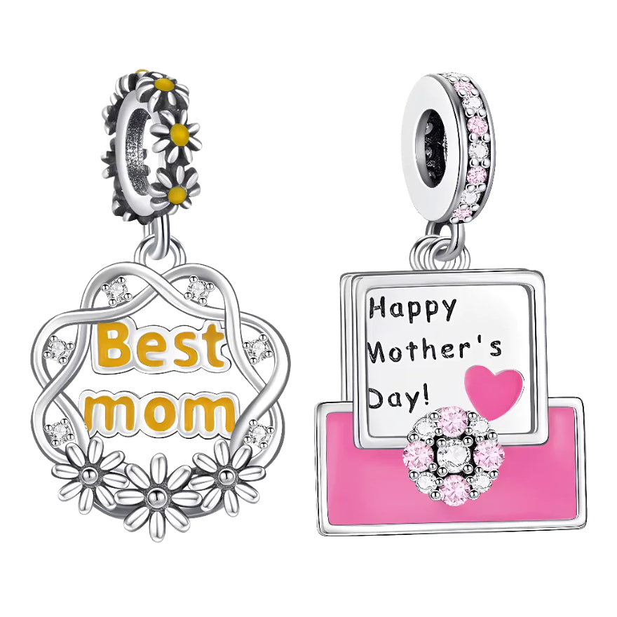 Célébrez la fête des mères avec ce duo de charms rempli d’amour et de douceur&nbsp; ! D’un côté, un pendentif “Best Mom” entouré de jolies fleurs, symbole d’un amour éternel. De l’autre, une adorable lettre rose avec le message “Happy Mother’s Day”, comme un petit mot précieux à garder près de soi.

Ce duo mélange tendresse, élégance et une touche kawaii pour faire fondre le cœur de toutes les mamans. En argent sterling 925, ces charms sont parfaits pour offrir un souvenir unique, plein d’émotion et de styl