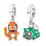 Plongez dans l’univers culte de Pokémon avec ce duo de charms adorables représentant Charmander et Bulbasaur. Entre le feu et la nature, ces deux créatures emblématiques incarnent l’équilibre parfait et rappellent les premiers choix inoubliables des dresseurs. Réalisés en argent sterling 925 avec des finitions émaillées colorées et des détails scintillants, ces pendentifs apportent une touche fun et nostalgique à votre collection.