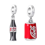 Affichez votre passion pour les classiques intemporels avec ce duo de charms inspiré de l’univers iconique de Coca-Cola. Composé d’une élégante bouteille vintage et d’une canette rouge emblématique, ce set capture l’esprit rétro et pop de la célèbre boisson. En argent sterling 925 avec finitions émaillées, ces pendentifs apportent une touche fun, moderne et nostalgique à votre bracelet.