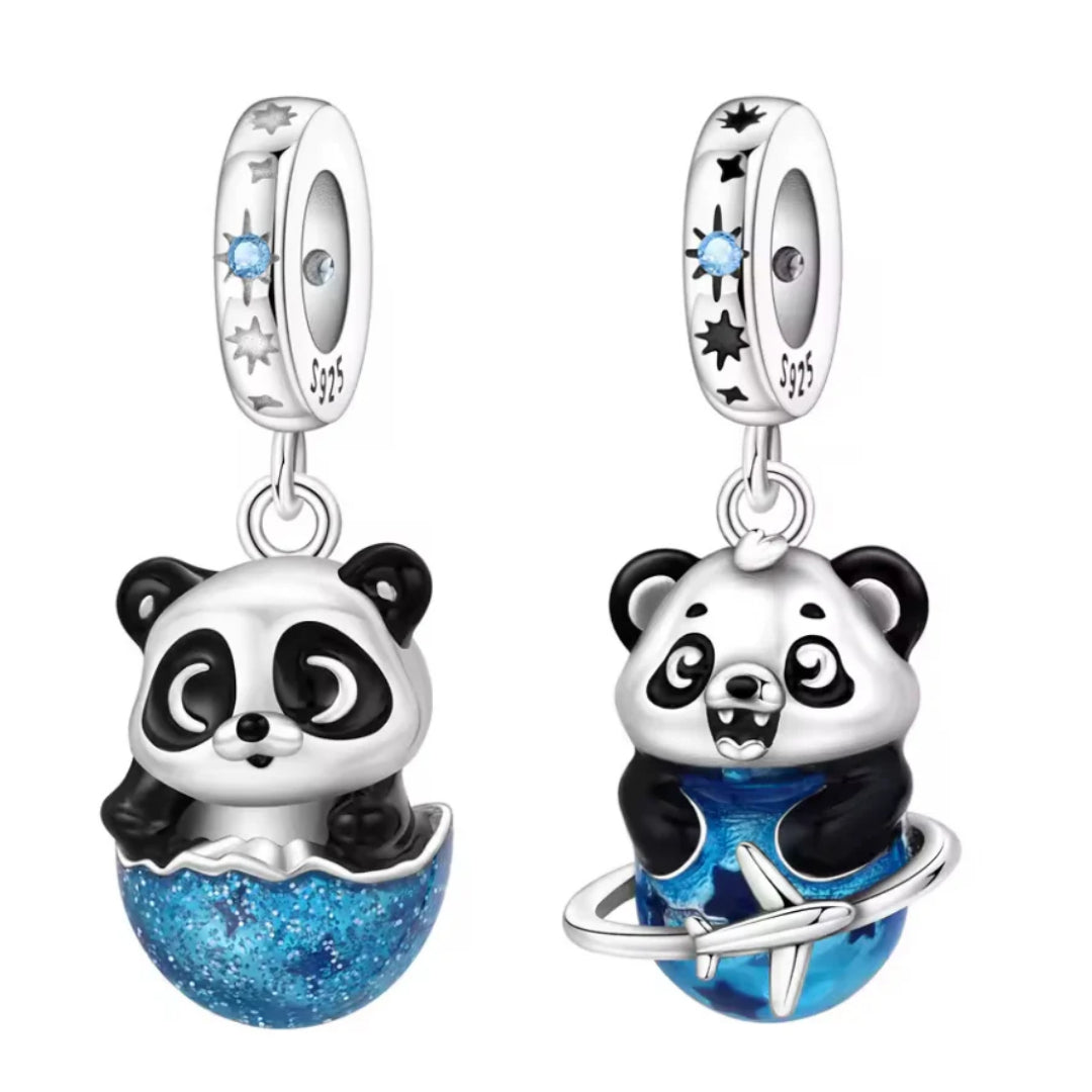 Découvrez cette offre duo irrésistible de deux charms pandas adorables en argent 925 (S925), parfait pour les amoureux des animaux kawaii et thèmes cosmiques ludiques.


Caractéristiques :

Matière : Argent 925 (S925) poli avec émail bleu cobalt éclatant, yeux noir.
Design : Pandas réalistes expressifs, détails cosmiques ciselés fins, formes compactes duo complémentaire.
Compatibilité : Compatible bracelets charms standards (type Pandora), pack duo prix avantageux.


