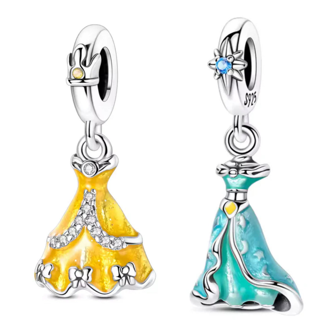 Ce duo de charms pendentifs en argent 925 (S925) présente deux robes de princesse miniatures, l'une jaune soleil éclatante et l'autre bleu ciel fluide, aux volants délicats et jupons évasés. Ensemble, elles symbolisent joie féerique, rêves enchantés et élégance royale intemporelle.

Caractéristiques

Matière : Argent 925 (S925) avec émaux jaune vif et bleu pastel, détails pailletés.
Design : Robes stylisées corsage ajusté jupe bouffante, volants superposés inspirés de contes féeriques classiques, anneau sup