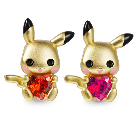 Ajoutez une touche d'élégance électrique et de charme coloré à votre collection avec cette offre spéciale comprenant deux charms représentant Pikachu, chacun orné de diamants roses et oranges. Fabriqués en argent sterling 925, ces charms de haute qualité sont compatibles avec tous les bracelets Pandora, garantissant une intégration parfaite à votre bijou préféré. Parfaits pour les fans de Pikachu et de l'univers Pokémon, ces charms capturent l'esprit joyeux et espiègle de Pikachu avec des détails minutieuse