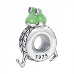 Succombez à l’absurde viral des Italian Brainrot avec ce charm&nbsp;Boneca Ambalalu, la grenouille-pneu qui a conquis TikTok en 2025. Symbole d’humour déjanté et de mouvement perpétuel, elle arbore une tête de grenouille aux yeux ronds, un corps-pneu texturé et des pieds humains en pleine foulée, pour un rendu hilarant et hypnotique. Fabriqué en argent 925 avec émaux verts, blancs et orange, ce petit monstre hybride dynamise votre collection pop culture.

Caractéristiques :

-Matière : Argent 925, émaux ver