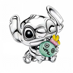 Plongez dans l’univers hawaïen de&nbsp;Lilo et Stitch&nbsp;avec ce charm iconique représentant&nbsp;Stitch&nbsp;et sa fidèle poupée&nbsp;Scrump. Symbole d’attachement indéfectible et d’expériences chaotiques, Stitch bleu aux grandes oreilles brandit fièrement Scrump, avec ses yeux bouton et coutures irrégulières. Fabriqué en argent 925 avec émaux colorés et détails sculptés, ce duo ravive la tendresse et l’humour du film culte.

Caractéristiques :

-Matière : Argent 925, émaux bleu et détails texturés
-Thèm
