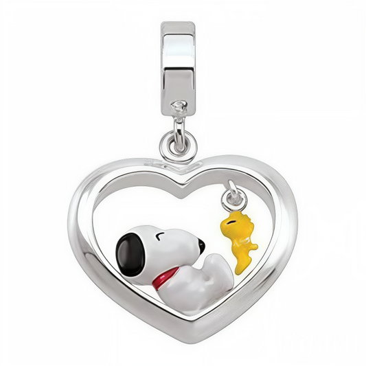 Snoopy et son fidèle compagnon Woodstock s’unissent dans ce magnifique pendentif en forme de cœur, symbole parfait d’amitié et de tendresse. Réalisé en argent 925, ce bijou capture toute la complicité et la joie de ce duo légendaire. Une pièce élégante et pleine d’émotion, idéale pour les fans de Peanuts qui souhaitent porter leur attachement à ces personnages culte tout près du cœur.