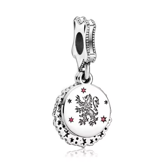 Affichez votre appartenance à la noble maison Gryffondor avec ce magnifique pendentif. Fabriqué en argent sterling 925, ce pendentif de haute qualité est orné de l'écusson de Gryffondor, représentant le lion courageux et la fierté des sorciers les plus braves. Idéal pour les fans de Harry Potter, ce pendentif capture l'esprit de courage, de bravoure et de détermination qui caractérisent les membres de Gryffondor, ajoutant une touche de magie et de loyauté à votre collier ou bracelet.