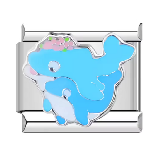 Ce charm italien en acier inoxydable argenté arbore deux dauphins bleus gracieux, symboles de liberté et d’harmonie. Leurs lignes élégantes et leur finition émaillée bleue apportent une touche marine et rafraîchissante à votre bracelet. Facile à fixer, il s’adapte parfaitement à nos bracelets composés de 17 maillons extensibles et réglables, convenant à toutes les tailles de poignet. Compatible avec tous nos charms italiens, ce bijou est idéal pour personnaliser votre bracelet avec une note océanique et ple