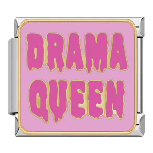 Italienischer Charme – Silberne „Drama Queen“ auf rosa Hintergrund
