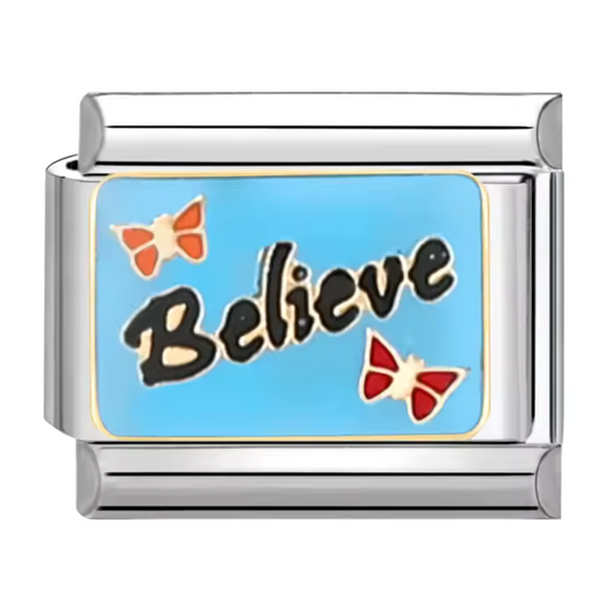 Silberner italienischer Charm – „Believe“ auf blauem Hintergrund mit Schmetterling