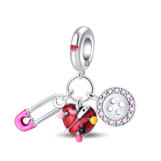 Charm Couture Précieuse – Anstecknadel, Nadel, Herz und Knopf
