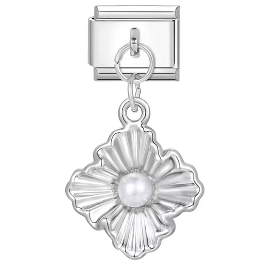 Italienischer Charme – Silberne Blume mit zentraler Perle