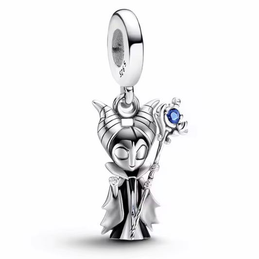 Plongez dans l’univers des contes sombres avec ce charm pendentif en argent 925 représentant Maléfique et son célèbre sceptre. Avec ses cornes emblématiques et son aura mystérieuse, ce bijou est parfait pour les fans des méchants Disney et les amoureux d’un style envoûtant.