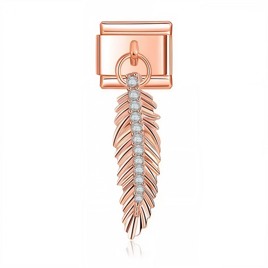 Ce charm italien en pendentif or rose dévoile une plume délicate, symbole de légèreté et de liberté. Son design raffiné et sa finition brillante apportent une touche élégante et poétique à votre bracelet. Facile à fixer, il s’adapte parfaitement à nos bracelets composés de 17 maillons extensibles et réglables, convenant à toutes les tailles de poignet. Compatible avec tous nos charms italiens, ce bijou est idéal pour personnaliser votre bracelet avec une note sophistiquée et aérienne.