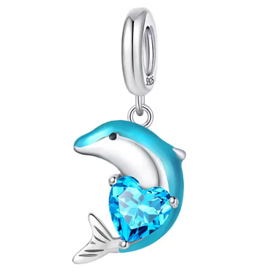 Delfin hält ein blaues Herz-Charm – Zärtlichkeit und Freude