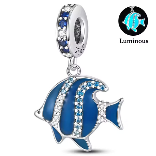 Blauer Fisch-Anhänger mit Strasssteinen – Eleganz und Meeresfrische