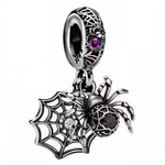 Apportez une touche de mystère et d'intrigue à votre collection avec ce charm représentant une Araignée avec sa Toile. Conçu en argent sterling S925, ce charm capture les détails fascinants de l'araignée perchée sur sa toile délicatement tissée, symbolisant à la fois la patience et la puissance de la nature.