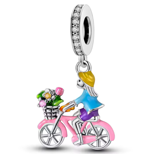 Charm – Dame auf Fahrrad mit Blumenstrauß