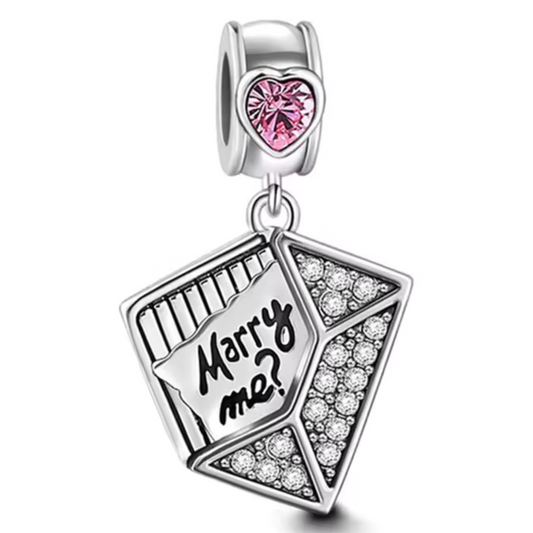 Charm Letter „Marry Me“ – Liebeserklärung und Eleganz