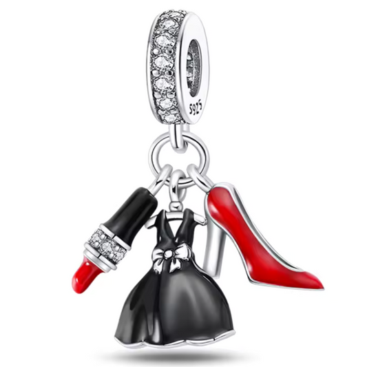 Charmantes schwarzes Kleid mit rotem Lippenstift und roten Absätzen