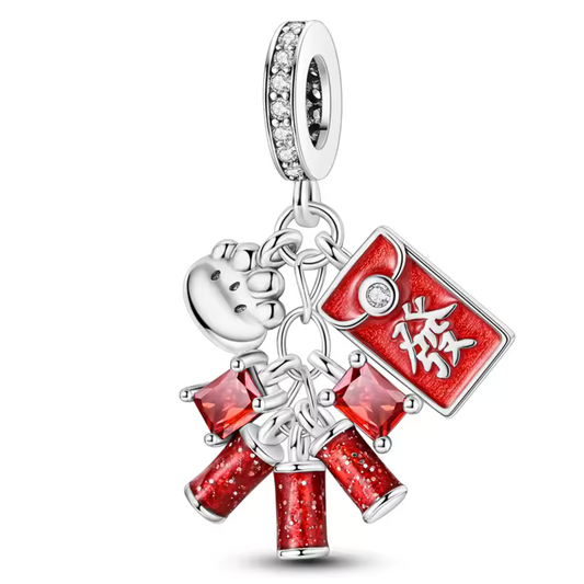 Roter und silberner Charm mit festlichen Motiven