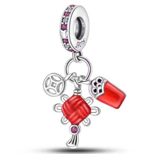 Roter und silberner Charm mit Details