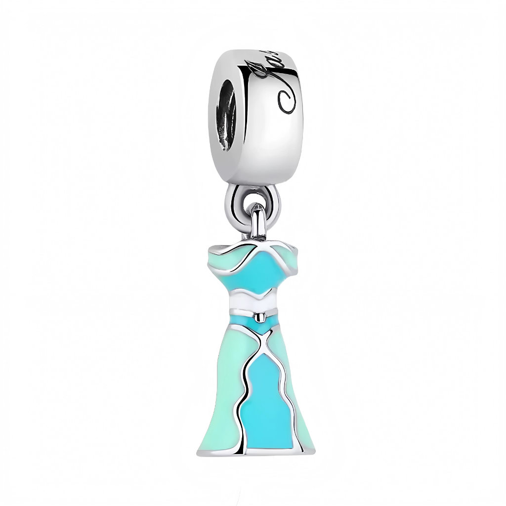 Ce charm délicat représente une robe longue fluide en argent sterling, rehaussée d’un émail turquoise et vert d’eau pour un look frais et lumineux. Le bustier structuré et la jupe évasée dessinée par de fins contours argentés créent une silhouette élancée qui semble onduler à chaque mouvement du poignet. Suspendue à un anneau lisse en argent poli, la robe apporte une touche de légèreté, d’évasion et de style bohème chic à votre bracelet.