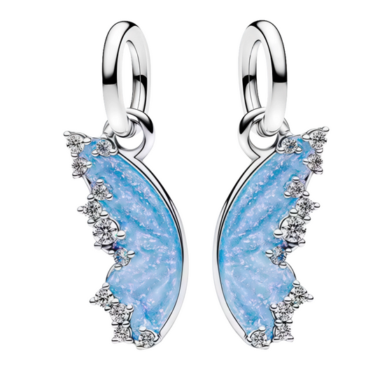 Partagez un symbole unique de lien et de liberté avec ce lot de deux charms en Argent 925, représentant chacun une demi-aile de papillon bleu. Conçus pour être portés ensemble ou séparément, ces pendentifs sont parfaits pour célébrer une amitié, un amour ou un lien familial précieux.

Caractéristiques
– Matière : Argent 925 (S925).
– Design : Deux demi-ailes de papillon bleu à partager.
– Coloris : Argenté brillant avec émail bleu éclatant.
– Style : Symbolique, raffiné et poétique.