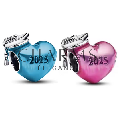 Cœur avec Chapeau de Diplômé et Inscription 2025 | Version Bleue ou Rose - Charms Élégance