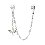 Cette chaîne de sécurité en argent 925 apporte une touche de poésie à votre bracelet grâce à sa petite libellule suspendue, dont les ailes sont recouvertes d’un émail multicolore aux reflets arc‑en‑ciel. Les deux bélières sont ornées d’une petite fleur en relief sertie d’un cristal rose au centre, tandis que la chaîne fine relie solidement les deux côtés pour sécuriser le bracelet.
