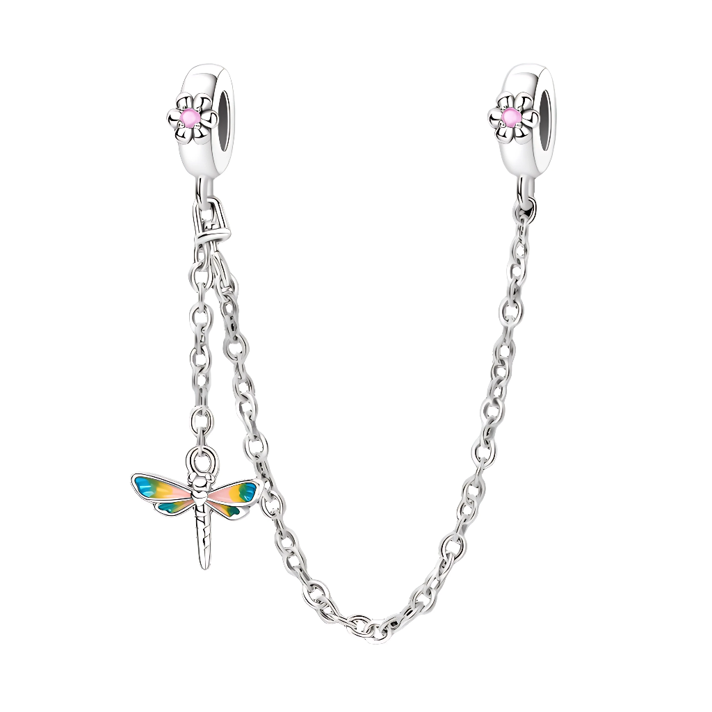 Cette chaîne de sécurité en argent 925 apporte une touche de poésie à votre bracelet grâce à sa petite libellule suspendue, dont les ailes sont recouvertes d’un émail multicolore aux reflets arc‑en‑ciel. Les deux bélières sont ornées d’une petite fleur en relief sertie d’un cristal rose au centre, tandis que la chaîne fine relie solidement les deux côtés pour sécuriser le bracelet.