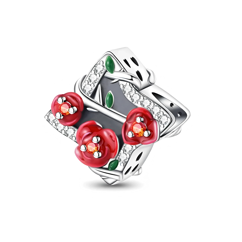Ce charm en argent 925 représente une élégante branche de vigne qui s’enroule en diagonale, parsemée de petites feuilles vertes et de roses rouges en relief. Les fleurs sont rehaussées de zircons scintillants au cœur, ce qui crée un joli contraste lumineux sur le métal poli. L’ouverture du charm permet de voir la structure ajourée, donnant une impression de légèreté malgré la richesse des détails.