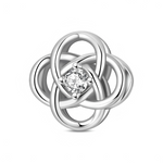 Ce charm en argent 925 forme un nœud infini sculpté en plusieurs anneaux entrelacés, créant un motif floral stylisé plein de volume. Au centre, une pierre ronde facettée est sertie par quatre griffes, apportant un éclat lumineux qui attire immédiatement le regard.
